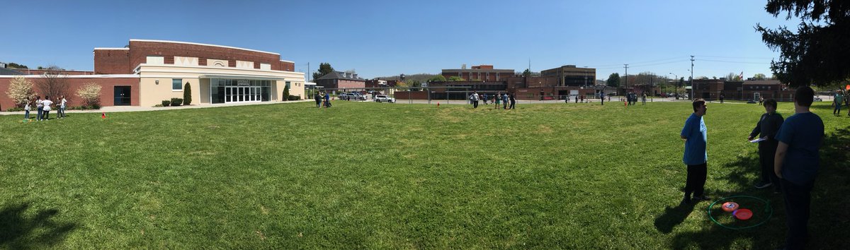 ACSPHYSED's tweet photo. CMS PE students are learning all about disc golf! @CMSHawks #lifetimephysicalactivity https://t.co/l2qnbcGRvo
