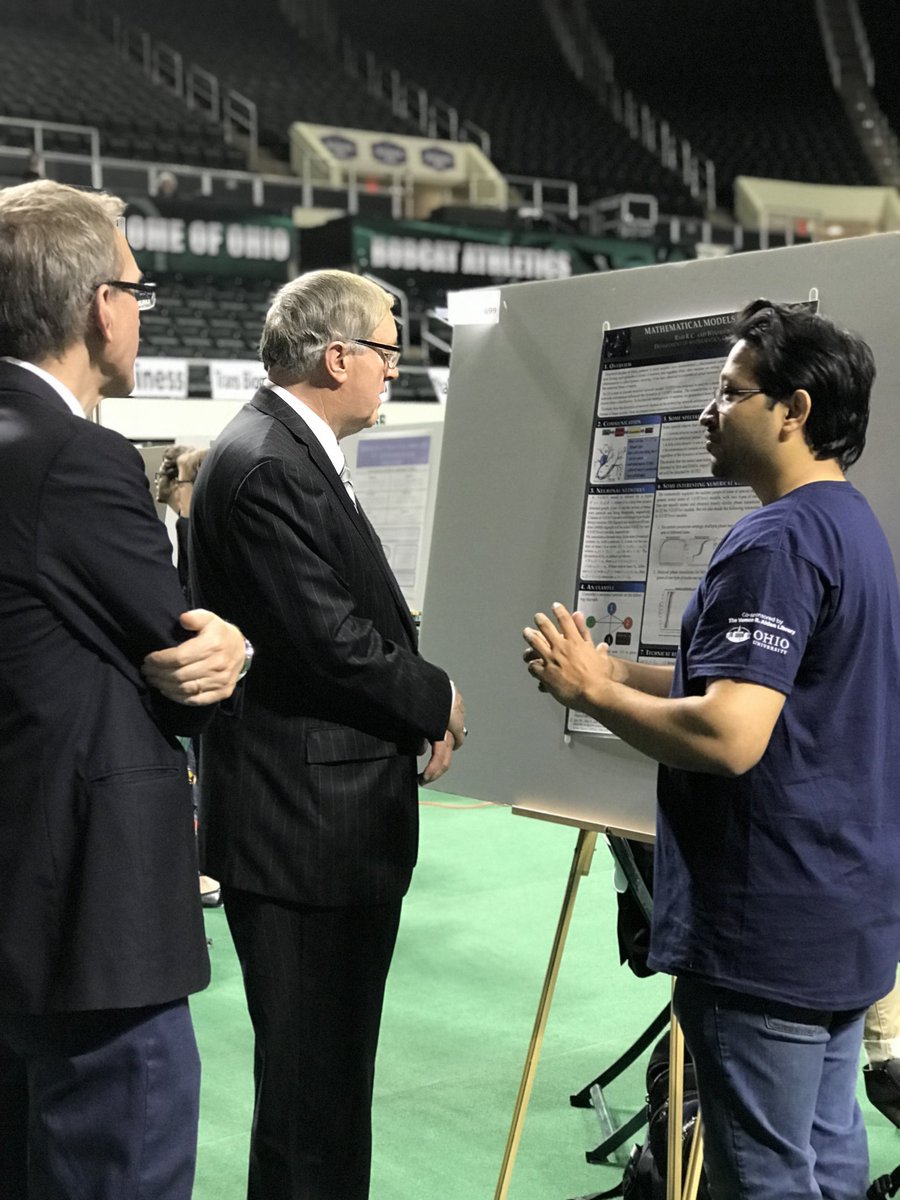 rabikc016's tweet photo. Had wonderful experience explaining my poster to university president. @OHIOstudentexpo @ohioumath @ohiou https://t.co/JD6vcyLE3J