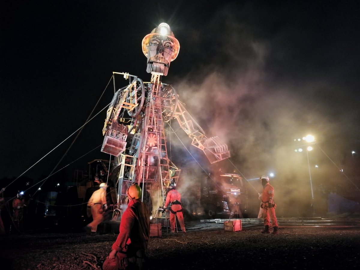 AmyMetcalfeIM's tweet image. Wow! What a show, the #ManEngine looked even more spectacular in the lights - powered by our #VolvoCE Wheel Loader