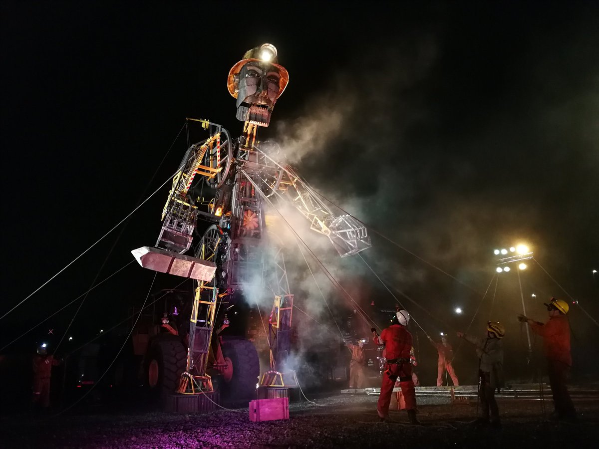 AmyMetcalfeIM's tweet image. Wow! What a show, the #ManEngine looked even more spectacular in the lights - powered by our #VolvoCE Wheel Loader