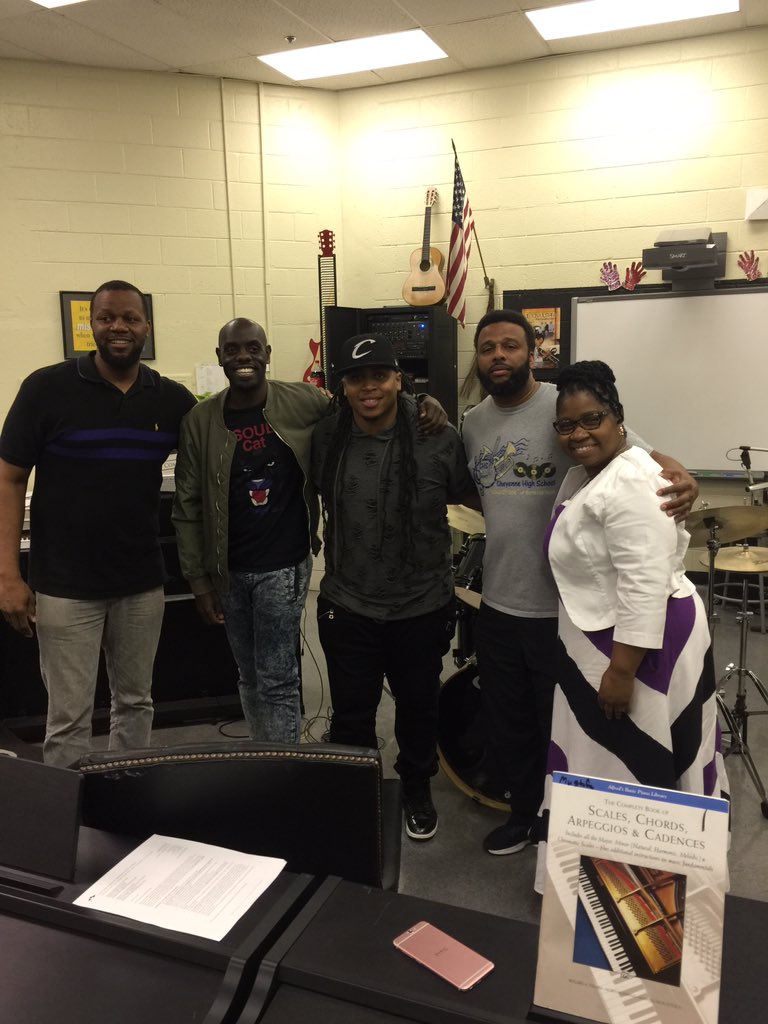 MeltonMustafa's tweet photo. Big shout out to Grammy Nominated Artist Jamison Ross for coming out to Parkway School of the Arts and talking to the students.   The kids loved it!!! ❤️ Thanks for investing in to the students. @jamison_ross @mustafaonsax @ahcacmiami 
#sankofajazzfest #meltonmustafa #me https://t.co/Rgxa3u27G5
