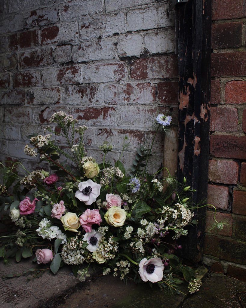 ofthe_wild's tweet photo. When the outside loo is the perfect setting... 🤷‍♀️✨ #SheffieldisSuper #sheffflorist #independentsheffield #shoplocal #realwedding https://t.co/EvaPowH7t8