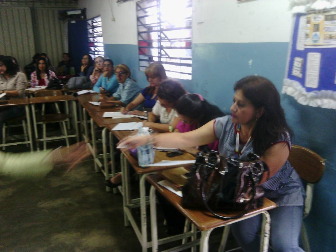 DirEduTachira's tweet photo. Taller de sensibilización al docente "Descubre El Tesoro Que Llevas Dentro" dictado en la UEE Dr Juan Germán Roscio del municipio Capacho Nuevo  participación de los municipios del circuito 1 de frontera .@GobiernoTachira https://t.co/2Avv762Wre