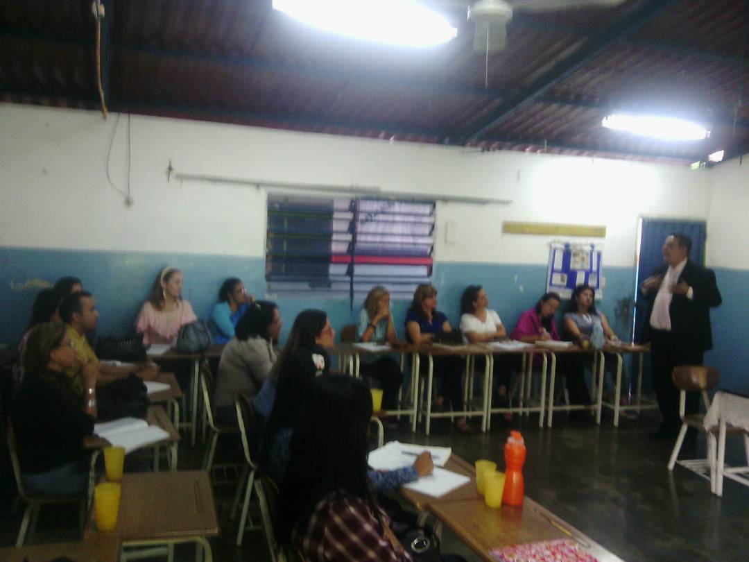 DirEduTachira's tweet photo. Taller de sensibilización al docente "Descubre El Tesoro Que Llevas Dentro" dictado en la UEE Dr Juan Germán Roscio del municipio Capacho Nuevo  participación de los municipios del circuito 1 de frontera .@GobiernoTachira https://t.co/2Avv762Wre