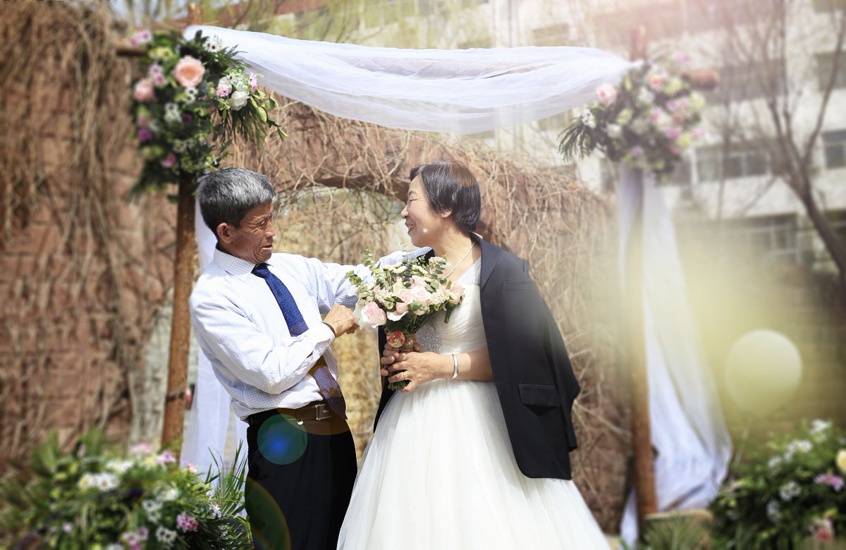 #TopCGTN Même si le temps blanchit les cheveux, il ne peut pas emporter l’amour ! Une série de #photos de #mariage de grands-parents chinois a suscité beaucoup d'émotion sur les réseaux sociaux en #Chine. Les internautes disent qu'ils représentent le véritable amour.