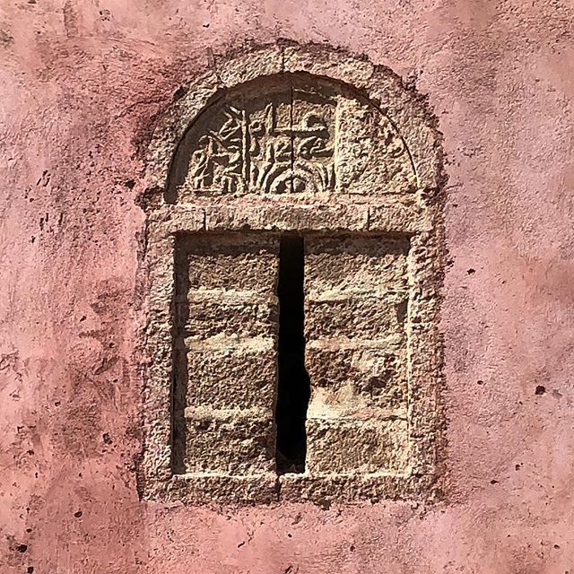 MsElenius's tweet image. Beside Bab Marrakech. .
.
.
.
#essaouira  #morocco #babmarrakech #bab #window #medina #rampart #oldmedina #architecture #stone #stonework #carving #pink #red #handlettering #handcrafted ift.tt/2vba5D2
