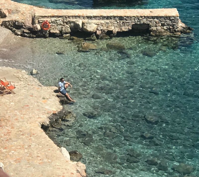 ebenaki's tweet photo. Να βάλω μπρατσάκια ή κουλούρα; #throwing_up https://t.co/QcUrH5V8vI