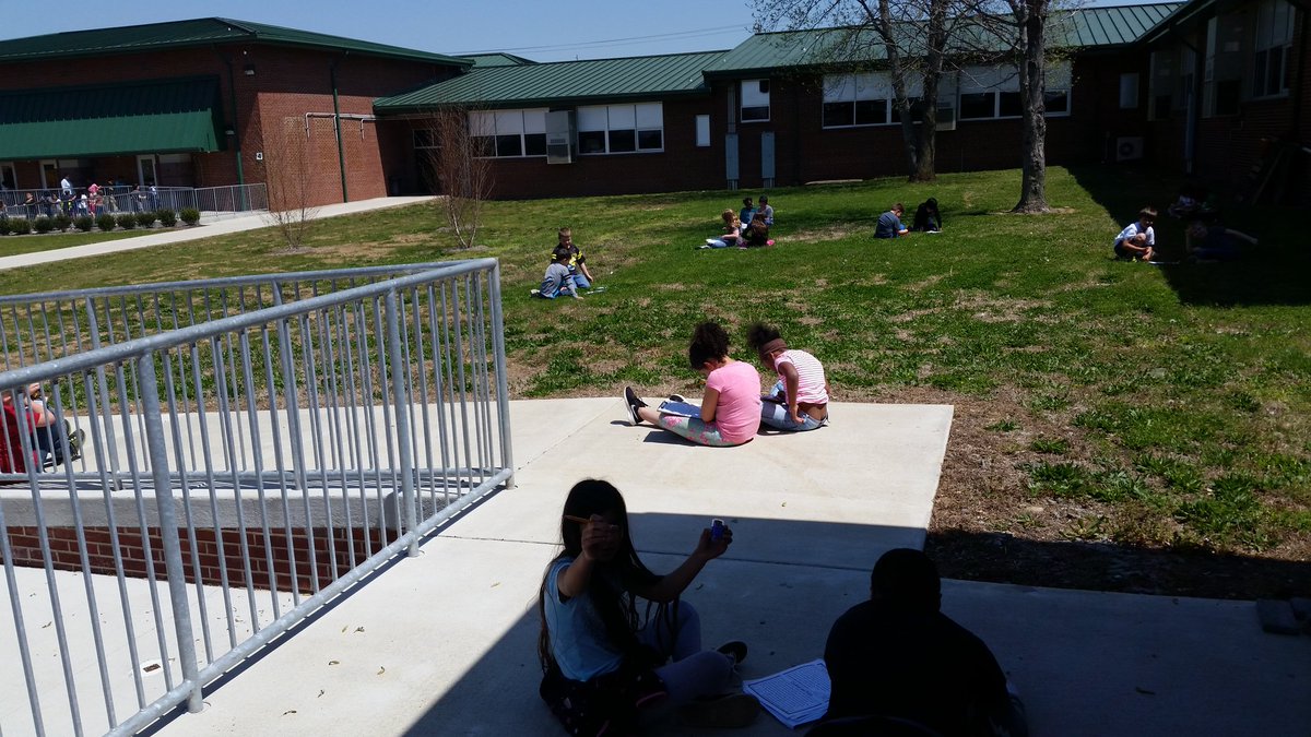 Laura_Smith1230's tweet photo. Class outside on this beautiful day! #guildready #partnerwork #2ndgrade #scschat https://t.co/hIzNxxqNhE