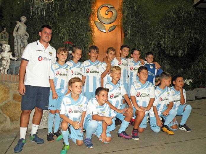 ATCF_Oficial's tweet photo. Mañana partido en el Roma Luz q enfrentara al Málaga CF!!1 clasificado contra 2 clasificado en Liga,pero empatados a puntos y en juego el Ascenso a Preferente.Vamos equipo!!Se puede💪🏻⚽️ #sisepuede #vamosazules #3benjamin #vamosalhaurin #compromiso #futbol #compañeros #amigos https://t.co/T6OA13noPs