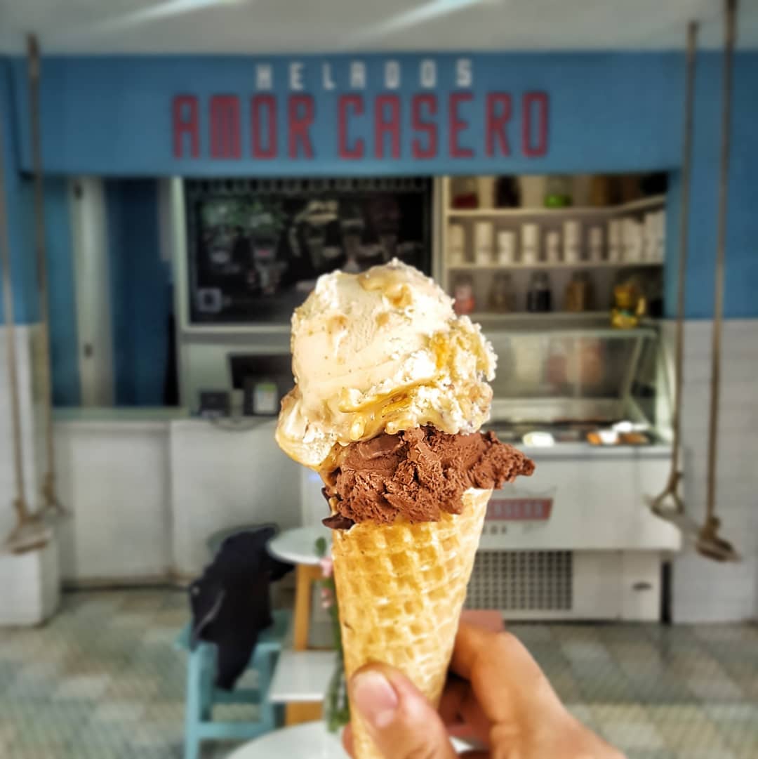 Elbuencomermxx's tweet photo. Día del Helado y les recomendamos los de @amorcaseroma gansito y selva negra que son 3 tipos de chocolate y el de Mascarpone.
🍦Sencillo $30
🍦🍦 Doble $65
📷 @RodrigoDelgado #ElBuenComerMx 
📍Querétaro 90, Roma Norte. https://t.co/upw8IcBtb0