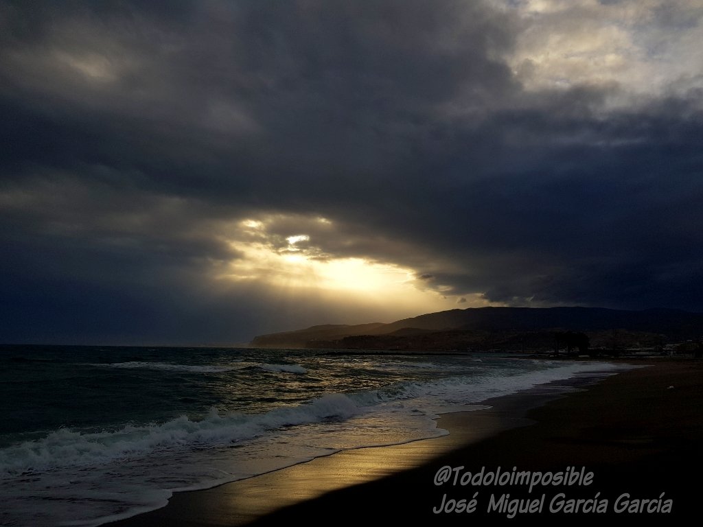josestormchaser's tweet photo. Y es ahora cuando debiera estar en vuelto en #calmas pero sin embargo me noto inquieto, cuando tiro de los momentos vividos hoy! Recuperandolos para #viajar otra vez con la mirada y volver a las sensaciones que hay grabadas en ellos!
#subset #crepuscular #landscape #photography https://t.co/Pa0N9xRgI3