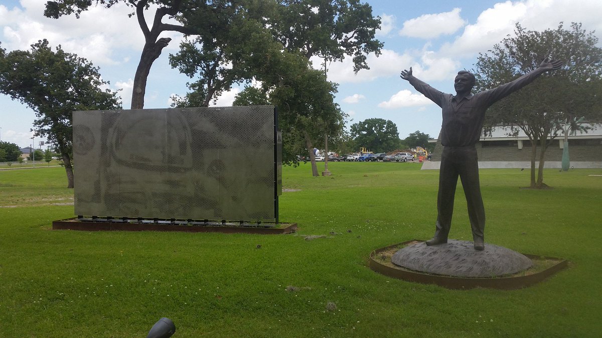 Памятник 1 метр. Памятник Юрию Гагарину в Хьюстоне. Памятник Гагарина в Хьюстоне. Памятник Гагарину в НАСА. Статуя Юрия Гагарина в США.