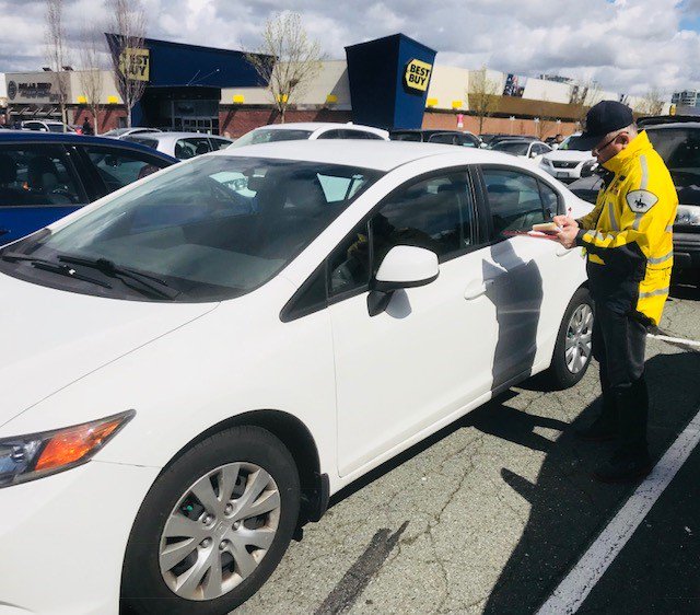 icbc's tweet image. .@RichmondRCMP and volunteers were on patrol reminding vehicle owners to keep their doors locked and their valuables out of sight! For more tips on how to #LockOutAutoCrime visit ow.ly/THsp30jsW3V #LockItOrLooted