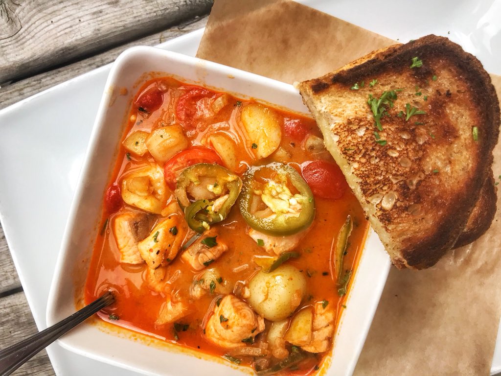 It’s a SOUPER evening for a spiffed up classic! Our feature Red Curry Salmon Soup is served with a fresh rye grilled cheese, perfect for dunking 👌 #HamOnt