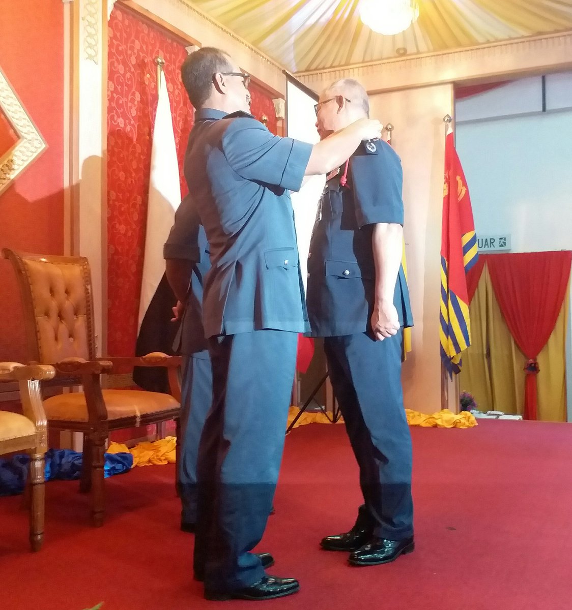 JBPM_official's tweet photo. 12.4.2018: Majlis Pemakaian Tanda Pangkat turut disempurnakn oleh YAS @KP_bombaJBPM kpd TPjB Mohammad Hamdan b. Hj. Wahid, PKP Bhgn. Operasi Kebombaan &amp; Penyelamat.
Tahniah diucapkan atas kenaikan pangkat tersebut.
@kpkt_gov 
@DMM064 
@Friendofbomba 
@PKP_KorpJBPM https://t.co/NqB67GtcaQ