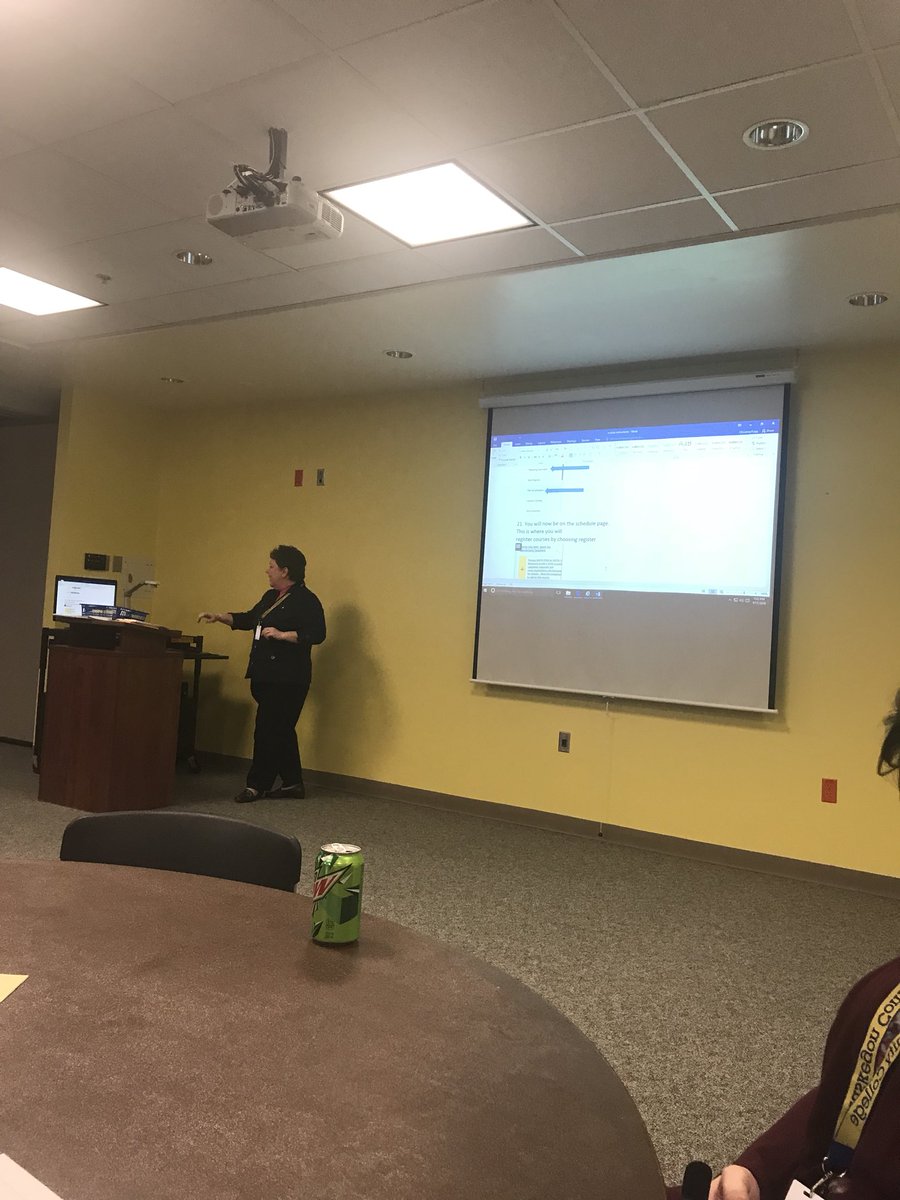 EarlyCollegeMC's tweet photo. Thanks Christy Fogg @MuskegonCC for coming to our @EarlyCollegeMC seminars this week to share about the updated MCC Student portal. 👍 https://t.co/30PT40ktK4