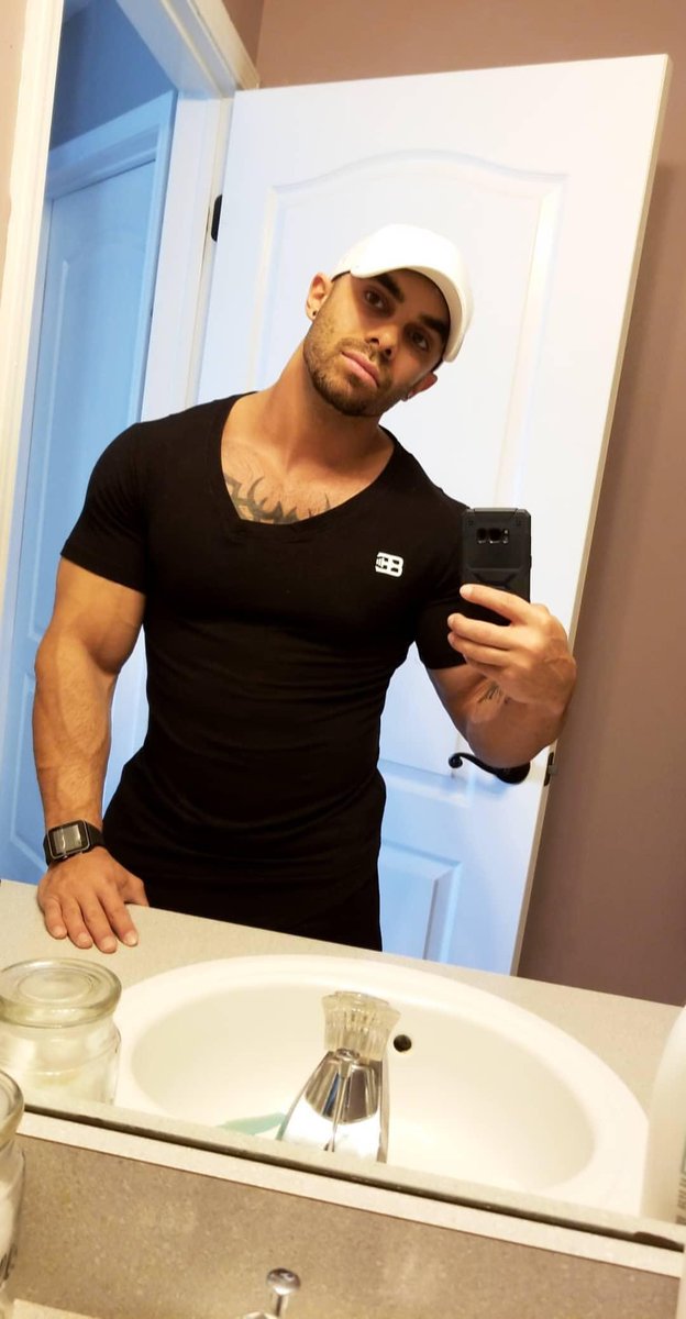 robbygunzotti's tweet photo. #selfie https://t.co/A8plKXZv0E