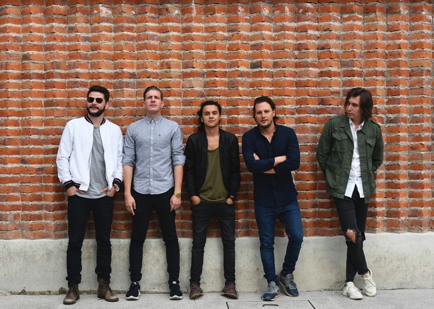 OficialDecibel's tweet photo. #Entrevista | @ETF_MUSIC (Elliot The Furniture) presentó recientemente uno de los mejores videos dentro de lo que va de este 2018. Es así y no de otra manera.
Observen el trabajo artesanal afectuosamente depositado en "White Shark": https://t.co/Jrt1UPwgVW https://t.co/e2AcMn2h01