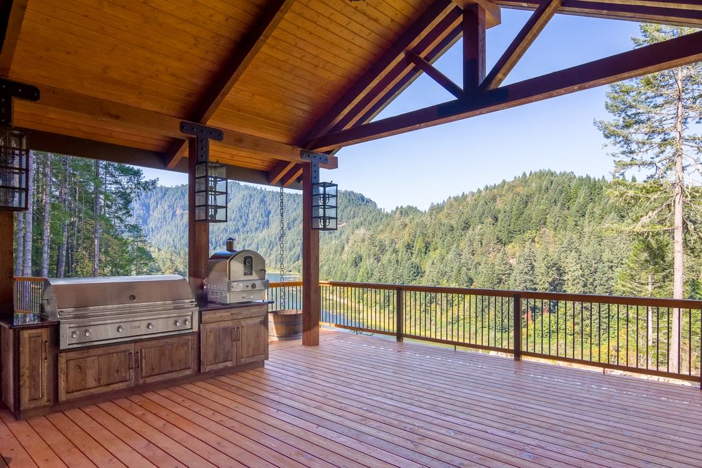 An Outdoor Grilling Area that would make Perfect for Entertaining your Guests at those Summer BBQ's!
#LuxuriousHomes #LuxuriousListing #LifeOfLuxury #LuxuryRealEstate #HomesForSale #MillionDollarHomes #MillionDollarListing #DreamHome #BackyardBarbecue #SummerTime #Entertainment