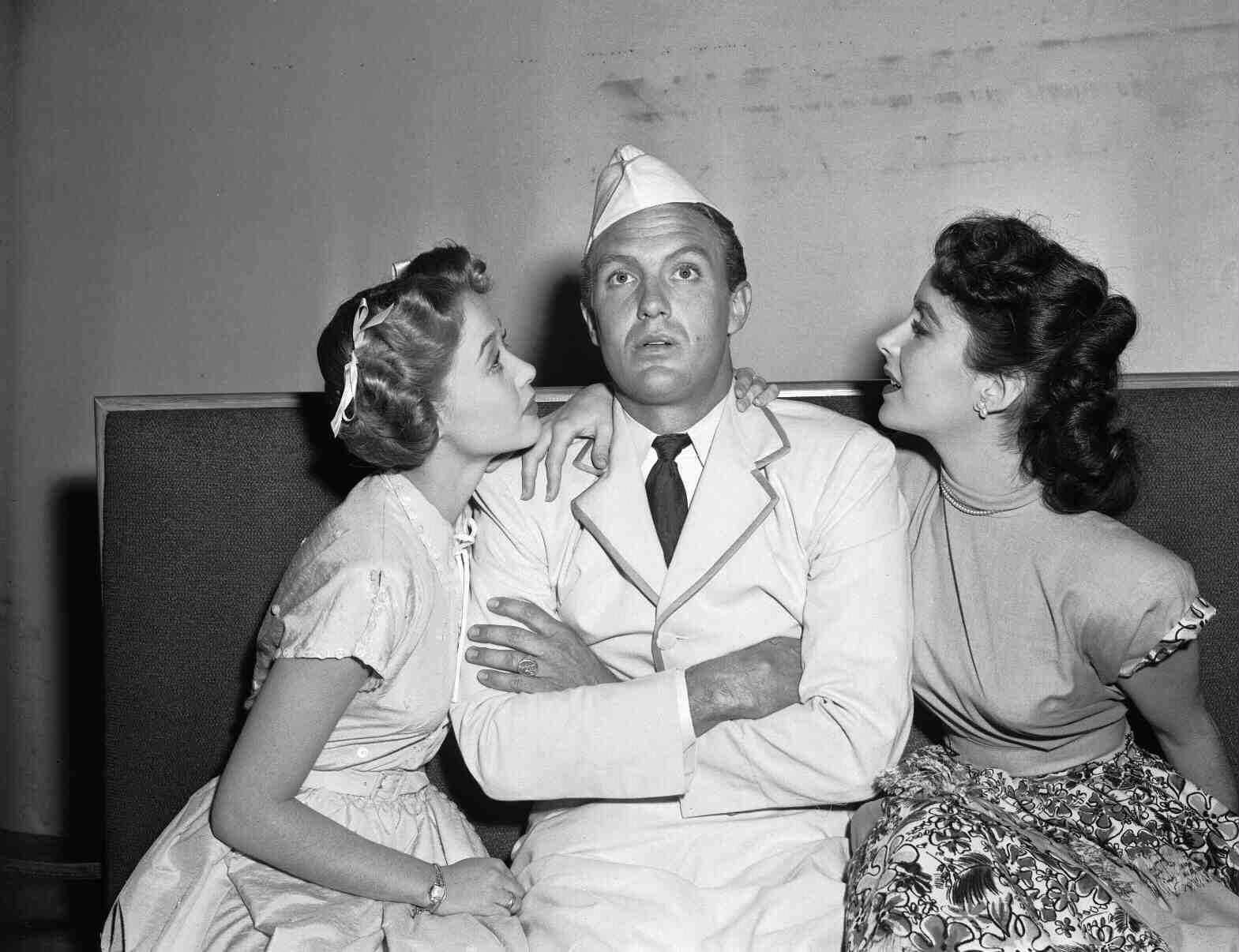 TCM Wine Club auf Twitter: „A behind the scene shot of Robert Stack as Stephen Andrews, with apron and hat, seated between Jane Powell as Judy Foster and Elizabeth Taylor. Can you