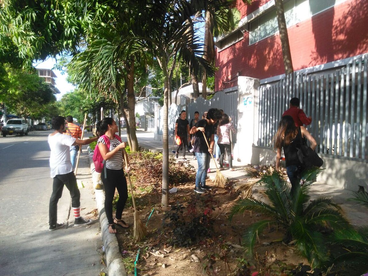 NoticrisisUAC's tweet photo. Esta es la gente que de verdad AMA a la Universidad Autonoma del Caribe! Gente que le pone el Alma! Orgullo ❤ @UacEstudiante @FuerzaUac @colectivouac 👏👏👏 @jorgecura1070 @paulabolivar @elheraldoco @LaLibertadCo @JoseGranadosF https://t.co/26fLpjSXX4
