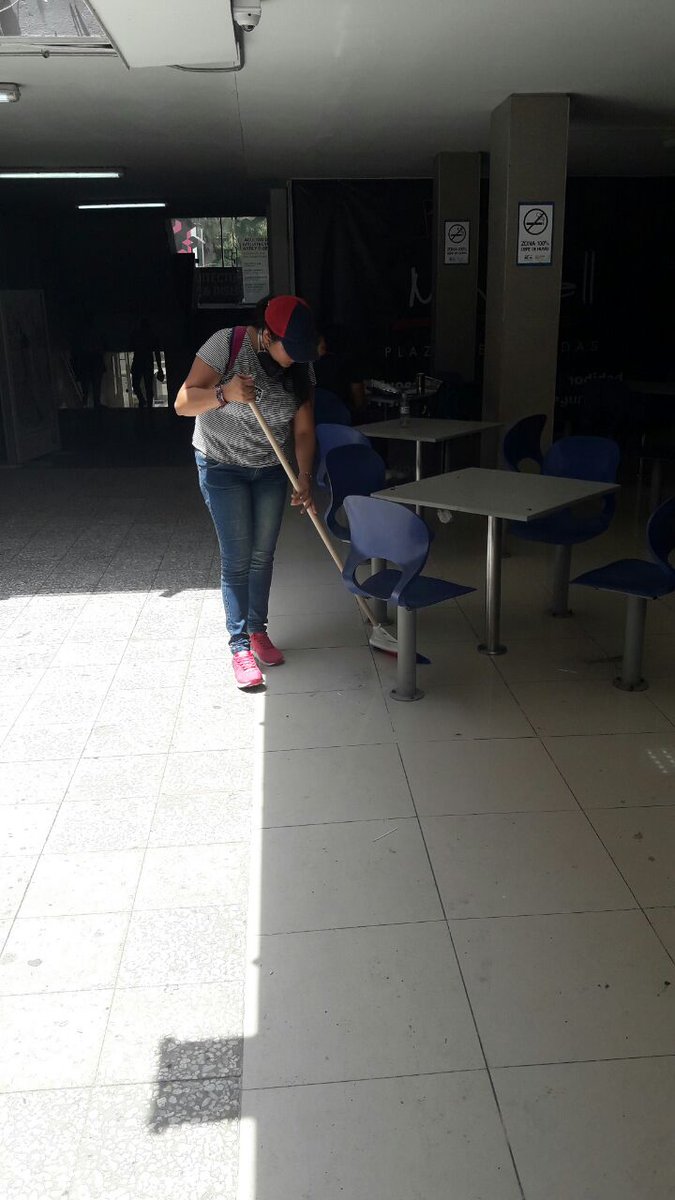 NoticrisisUAC's tweet photo. Esta es la gente que de verdad AMA a la Universidad Autonoma del Caribe! Gente que le pone el Alma! Orgullo ❤ @UacEstudiante @FuerzaUac @colectivouac 👏👏👏 @jorgecura1070 @paulabolivar @elheraldoco @LaLibertadCo @JoseGranadosF https://t.co/26fLpjSXX4