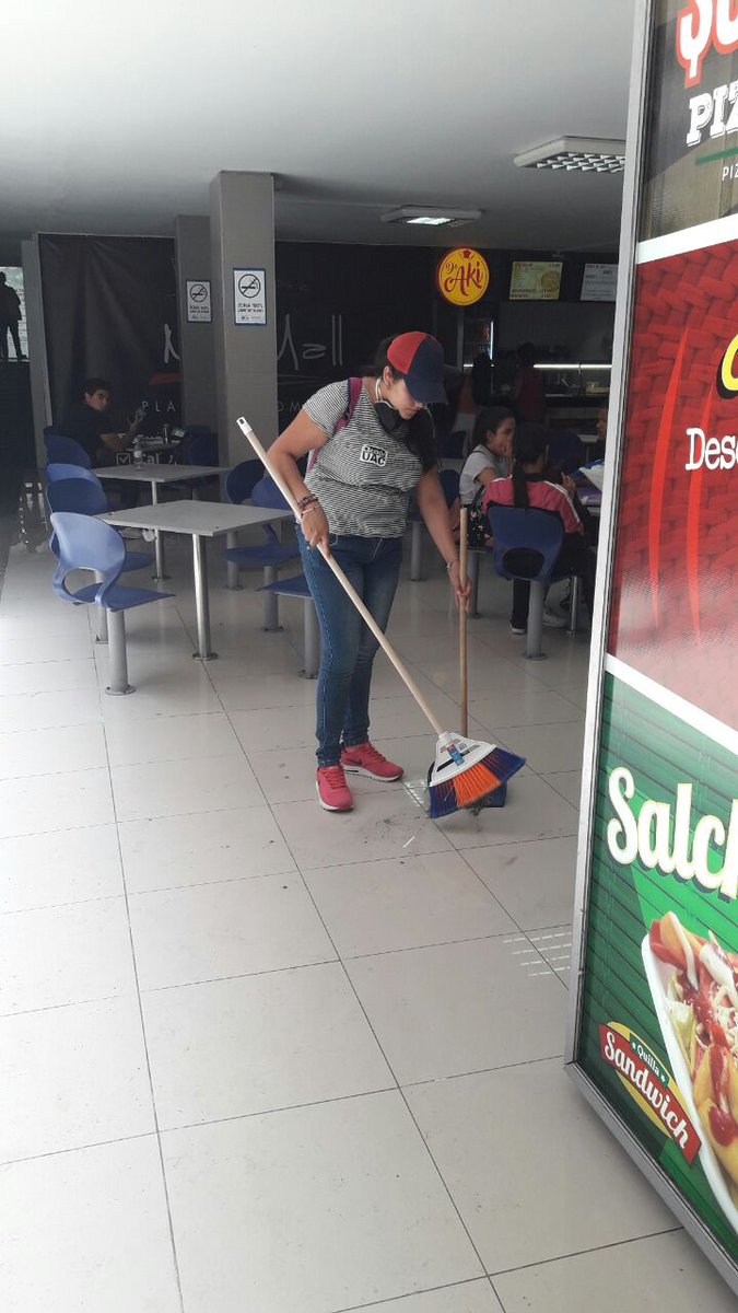 NoticrisisUAC's tweet photo. Esta es la gente que de verdad AMA a la Universidad Autonoma del Caribe! Gente que le pone el Alma! Orgullo ❤ @UacEstudiante @FuerzaUac @colectivouac 👏👏👏 @jorgecura1070 @paulabolivar @elheraldoco @LaLibertadCo @JoseGranadosF https://t.co/26fLpjSXX4