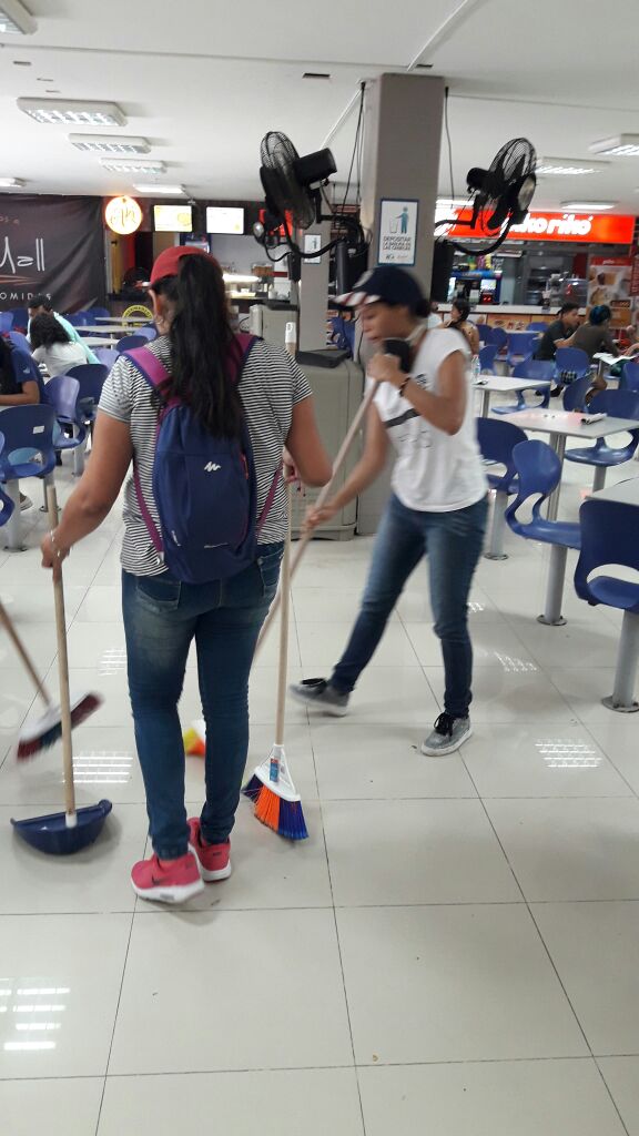 NoticrisisUAC's tweet photo. Esta es la gente que de verdad AMA a la Universidad Autonoma del Caribe! Gente que le pone el Alma! Orgullo UAC ❤ ❤ @UacEstudiante @FuerzaUac @colectivouac 👏👏👏 @jorgecura1070 @paulabolivar @elheraldoco @LaLibertadCo @JoseGranadosF https://t.co/HrxZy7m35T