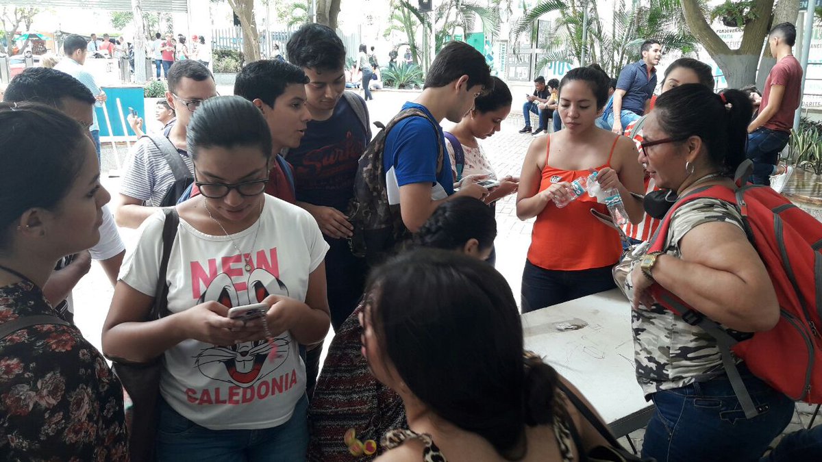 NoticrisisUAC's tweet photo. Esta es la gente que de verdad AMA a la Universidad Autonoma del Caribe! Gente que le pone el Alma! Orgullo UAC ❤ ❤ @UacEstudiante @FuerzaUac @colectivouac 👏👏👏 @jorgecura1070 @paulabolivar @elheraldoco @LaLibertadCo @JoseGranadosF https://t.co/HrxZy7m35T