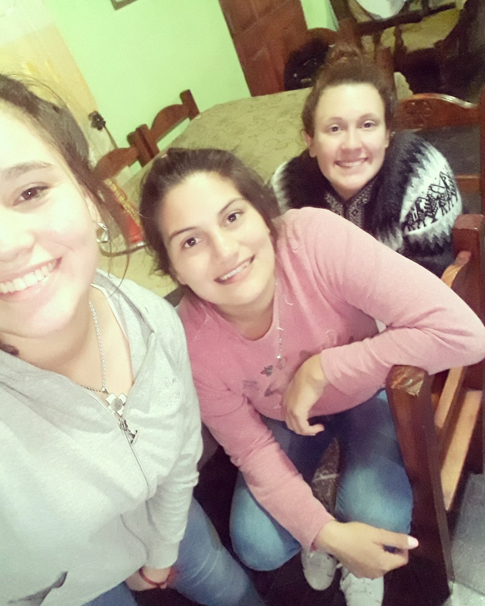 micka_peralta's tweet photo. Juntadita! 😍😍 @SoffiSegoviia @Luulii_Poggi https://t.co/X8E5wFPg6s