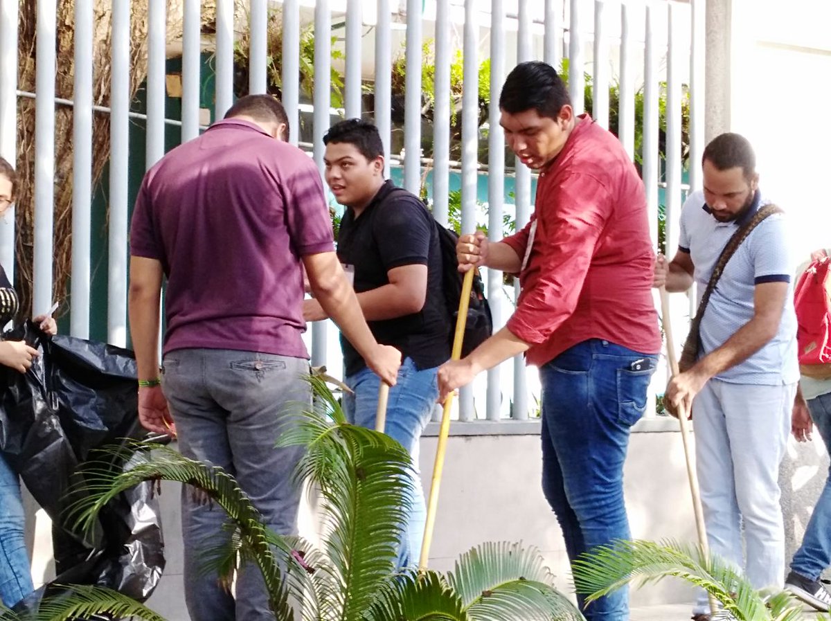 NoticrisisUAC's tweet photo. Esta es la gente que de verdad AMA a la Universidad Autonoma del Caribe! Gente que le pone el Alma! Orgullo UAC ❤❤❤ @UacEstudiante @FuerzaUac @colectivouac 👏👏👏 @jorgecura1070 @paulabolivar @elheraldoco @LaLibertadCo @JoseGranadosF https://t.co/VHqRSThJb5