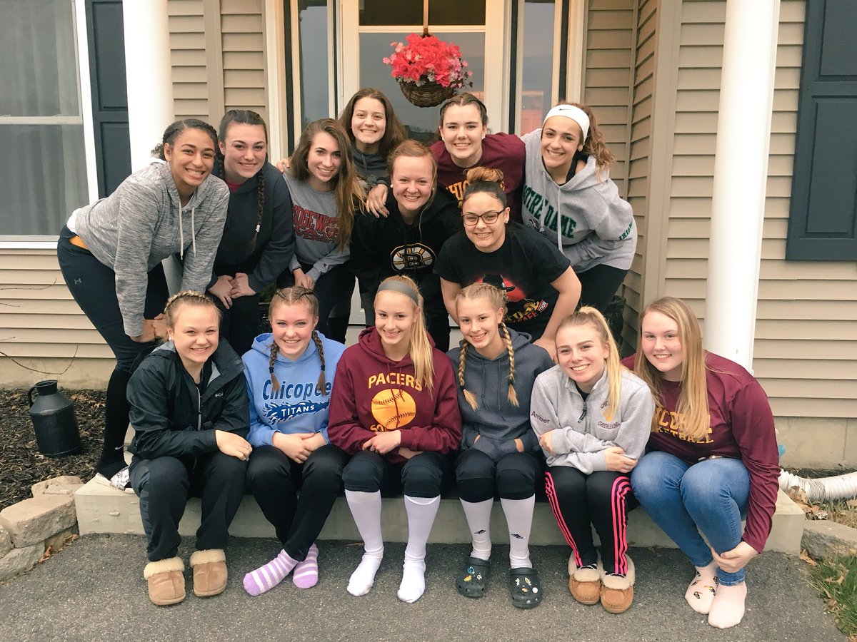 2020CHSSoftball's tweet photo. Team Dinner tonight🍝 thanks to the McDonough family for hosting!! ❤️💛 #pacerfam https://t.co/bBkjW9VV8D