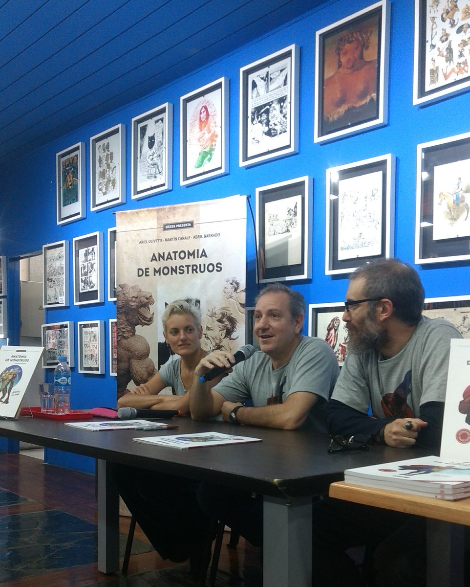 QuiosquitoWeb's tweet photo. Arranca la presentación de Anatomía de Monstruos, de @EditorialDicese .
Con
@olivetti_ariel #AbrilBarrado y #MartinCanale en la @RevisteriaComic https://t.co/rTUhQ7MxpA