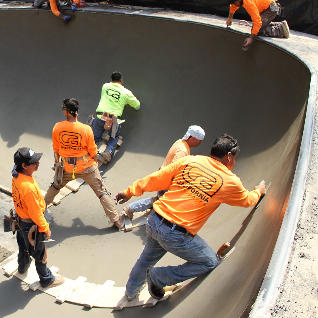 Nothing about this is easy! Luckily our concrete guys have it down to a science and are some of the quickest in the game. 🙌 #caskateparks #build #design #concrete #skateparks