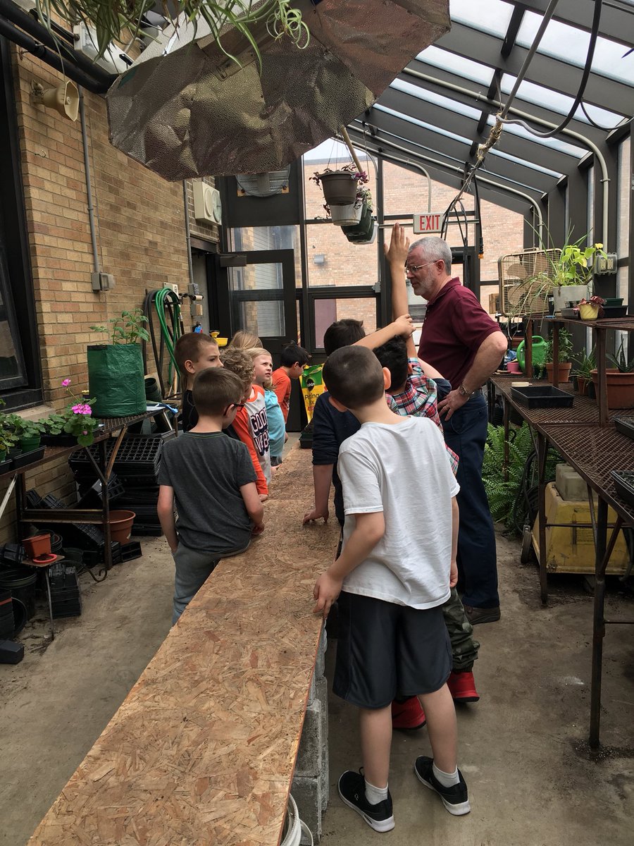 k_ulsh79's tweet photo. We got to plant some flower seeds today with Mr. Aikens.  Starting our Life Cycles unit today! These look like some green-thumbs right??? #clymercsd https://t.co/R6aIEg4xRD