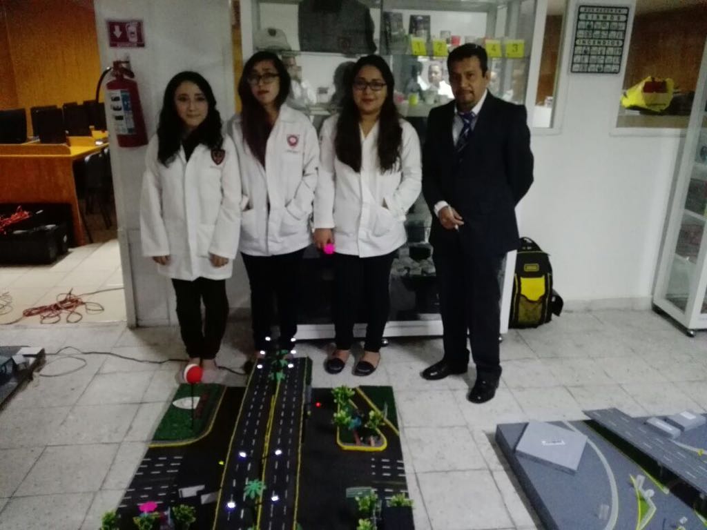 CDMXOR's tweet photo. #Alumnos_Criminalistica @CescijucMorelia realizando la presentación de  maquetas de la materia “Hechos de tránsito terrestre” #OrgulloCescijuc #YoSoyCescijuc #CESCIJUC https://t.co/YFavfyr8Rh