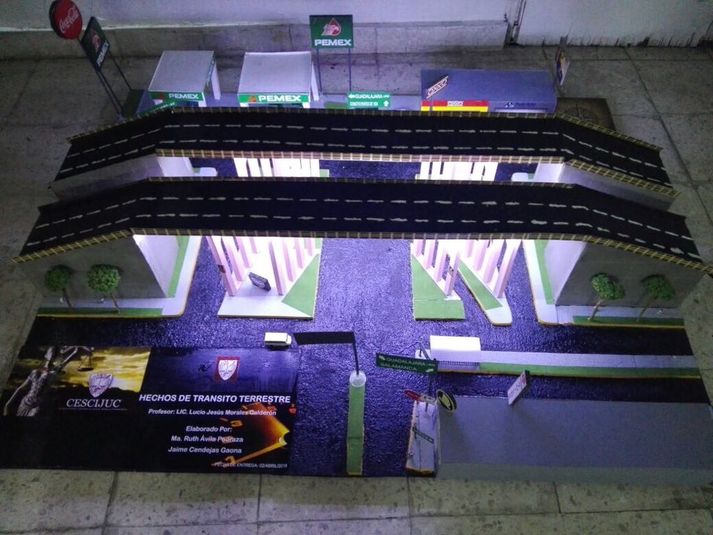CDMXOR's tweet photo. #Alumnos_Criminalistica @CescijucMorelia realizando la presentación de  maquetas de la materia “Hechos de tránsito terrestre” #OrgulloCescijuc #YoSoyCescijuc #CESCIJUC https://t.co/YFavfyr8Rh