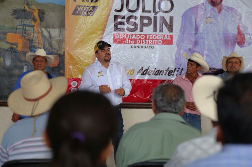 Julio_Espin's tweet photo. ¡Estuvimos en #Tlaquiltenango ! 🙌🏽
Fue un gusto convivir con mis amigos ejidatarios cañeros. Cada día son más los que se suman a este gran equipo, mi compromiso es con ustedes. 
#ContigoAdelante 👍🏽
Porque ya me conoces, yo si te cumplo. 
#PRDMásFuerteQueNunca #Morelos https://t.co/u9dBelxab5