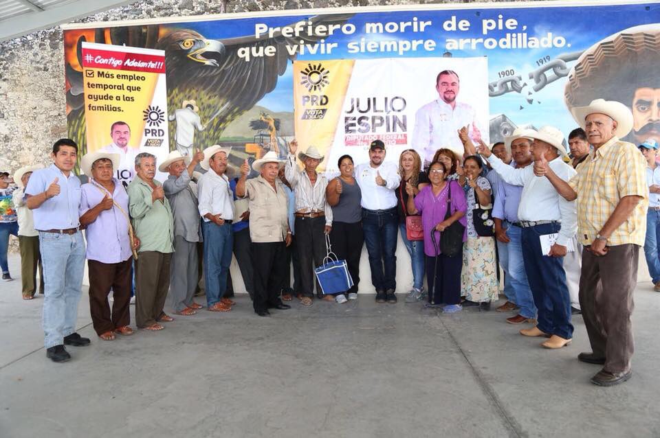 Julio_Espin's tweet photo. ¡Estuvimos en #Tlaquiltenango ! 🙌🏽
Fue un gusto convivir con mis amigos ejidatarios cañeros. Cada día son más los que se suman a este gran equipo, mi compromiso es con ustedes. 
#ContigoAdelante 👍🏽
Porque ya me conoces, yo si te cumplo. 
#PRDMásFuerteQueNunca #Morelos https://t.co/u9dBelxab5