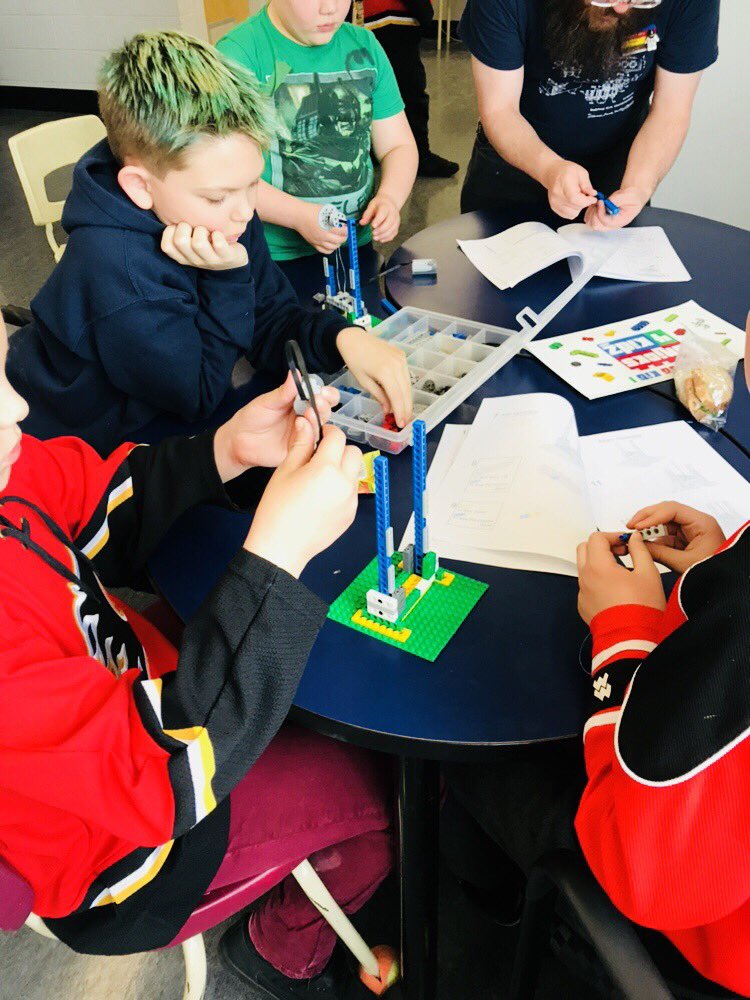 allboysCBE's tweet photo. Exploring the world of architecture and engineering #LEGO #bricks4kids #allboysprogram #yycbe #abed #stem https://t.co/OOmCqyRO6C