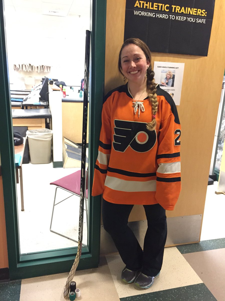 Today, the Castleton Women’s Hockey team along with an alumna and staff participated in #JerseyDay to honor the Humboldt Broncos. The hockey community is with you, Humboldt! 💚🏒#PrayersForHumboldt