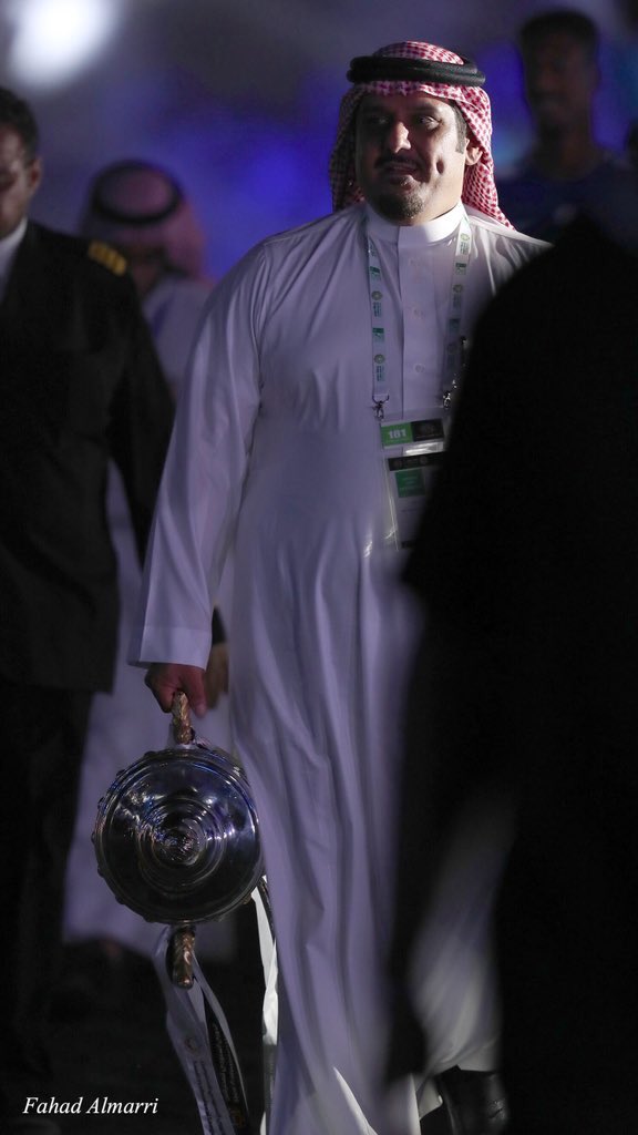 شايل كأس الدوري وكأنه شايل شنطه!!
والله هذا تبذير بالنعمه غيرك ماهو لاقيها