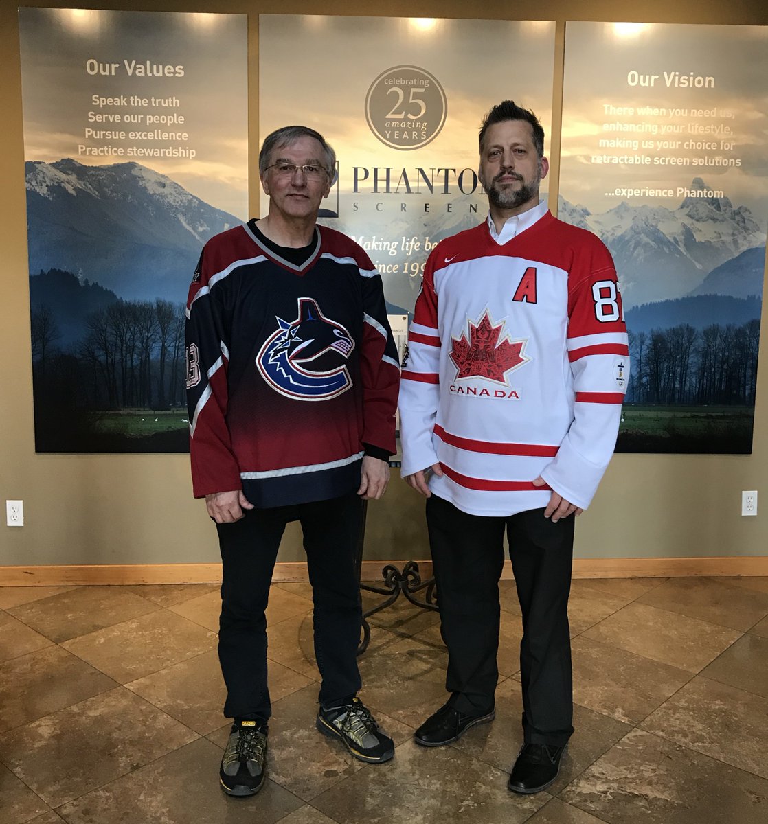 phantom_screens's tweet photo. Today our hearts are with #Humboldt 🏒🇨🇦💚 #humboldtstrong #jerseysforhumboldt https://t.co/0EALtq95uw