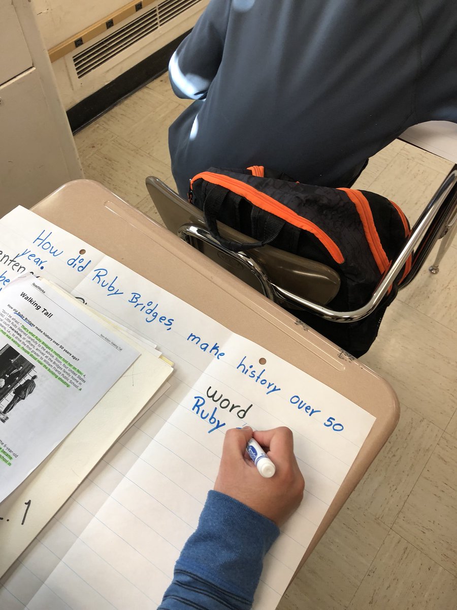 ValenciaM's tweet image. Students create their Sentence-Phrase-Word charts to present and show their reading comprehension! #thinkingroutine @WH_ENL
