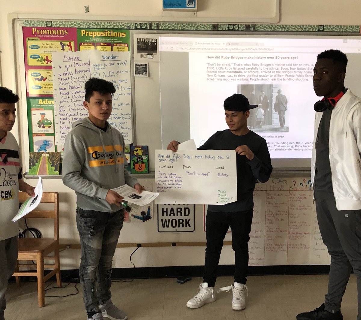 ValenciaM's tweet image. Students create their Sentence-Phrase-Word charts to present and show their reading comprehension! #thinkingroutine @WH_ENL