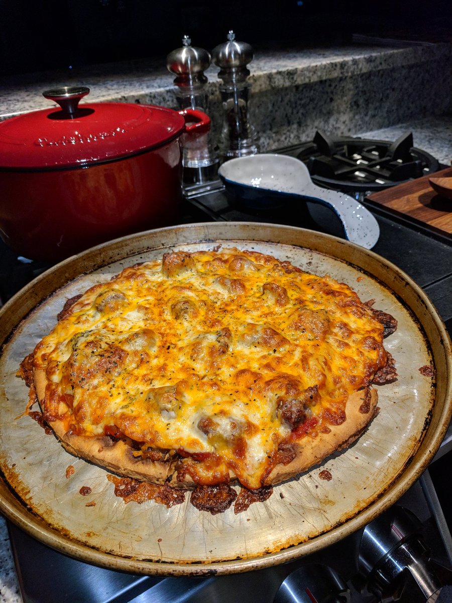 cjbloom's tweet image. Chicago does this crust better too. #tavernstyle #homemade #giarniniera  with said and pep.  Some pineapple to.  It belongs. Sriracha on a beer on the side.