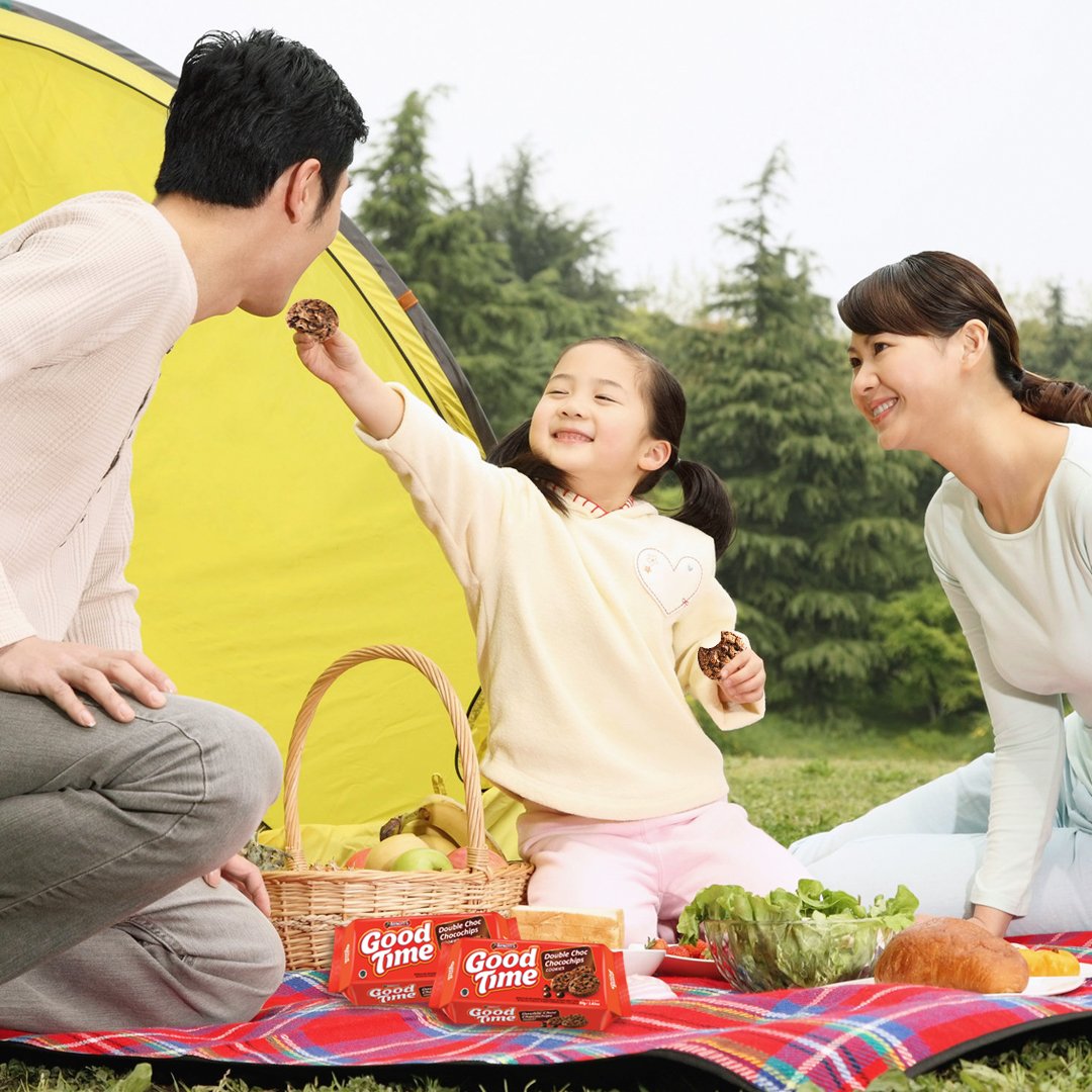 Piknik di taman bersama si Kecil bisa jadi alternatif kegiatan di akhir pekan lho, Bun. Eittss, jangan lupa bawa Good Time kesukaan si Kecil untuk menambah keseruan bermain di taman yaaa, Bunda! #MakinDigigitMakinSeru