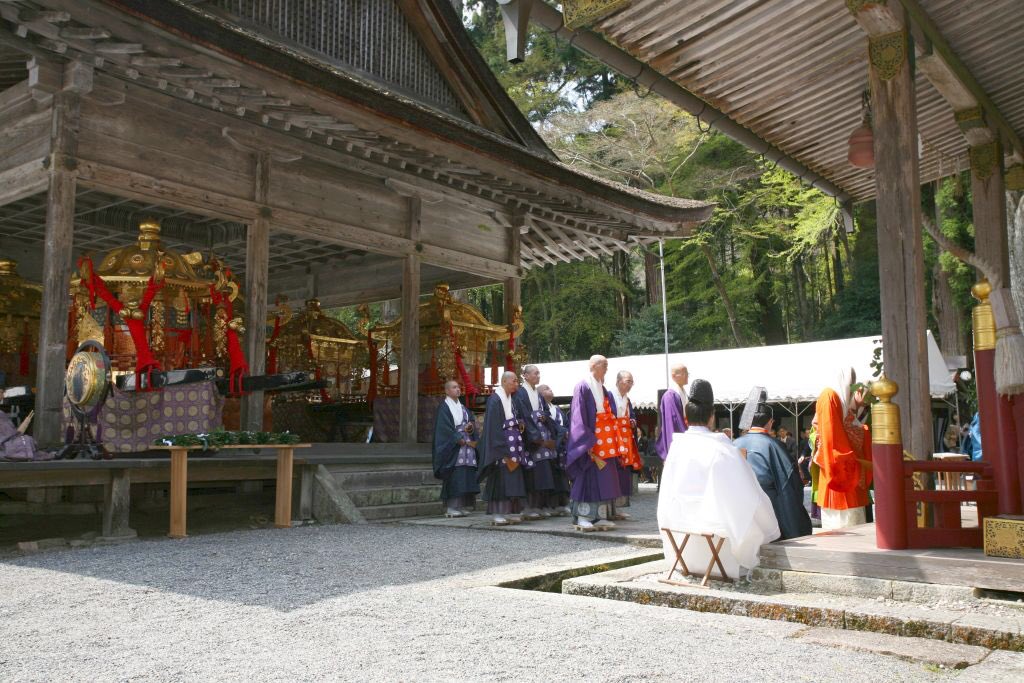 enryakuji_hiei's tweet photo. 比叡の守神「日吉大社」は全国の日枝神社・日吉神社の総本宮
1200年の歴史を誇る山王祭が毎年4/12～14に行われます
延暦寺とも深い関りがあり縁の里坊に掲げられる提灯、生源寺での読上式、天台座主の正式参拝など神仏習合の行事が残っています #延暦寺 #比叡山 #滋賀 #大津 #京都 #山王祭 #神仏習合 https://t.co/lrGD3gsxsk