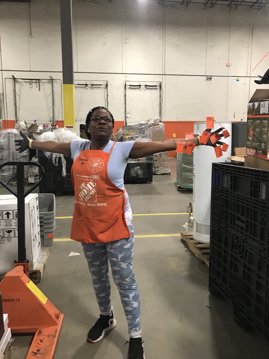 ginamarie280's tweet image. Shalontee is rocking “Spirit Fingers-RLC style” 10 SLP’s on 1 🤚 hand... 🤪🤪🤪WOW busy season is finally here!!! #ScanScanScan #FastFastFast @HDRLC8615