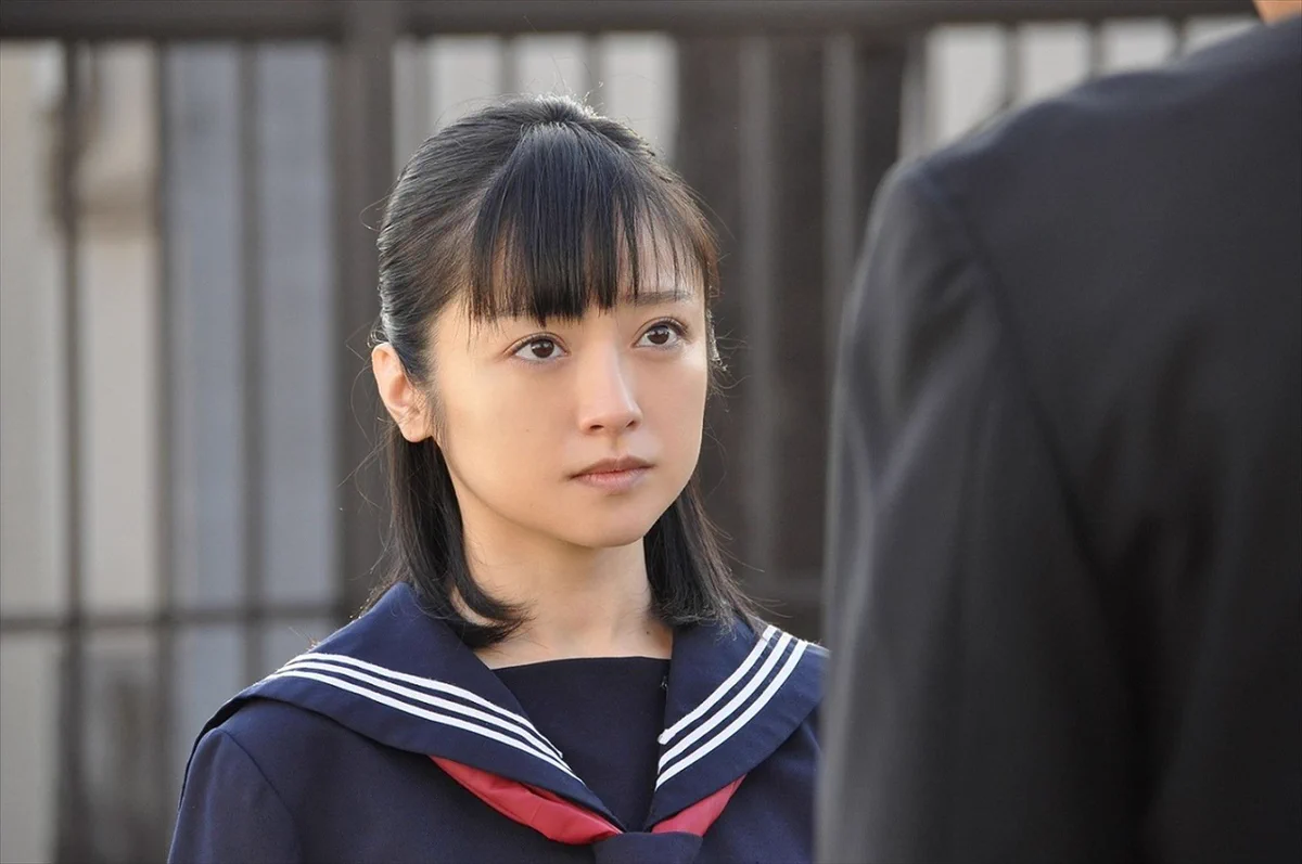 これでアラフォー！？安達祐実のセーラー服に違和感が無さ過ぎてネットがざわつくｗｗｗ